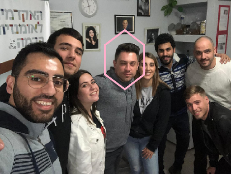 דים אמור עם תלמידים מרוצים ללימודי משחק במסלול ישיר להוצלפ