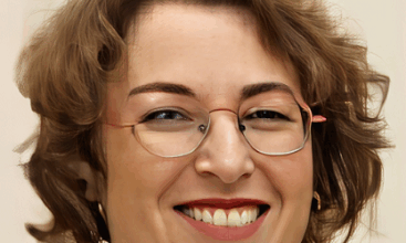 אנדריאה דיאמנט-קופייקין קופצת על עורכי דין כמו חתולה מיוחמת