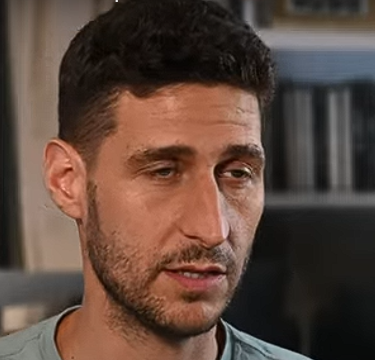 עמרי מניב אוכל שיפוד בתחת מניר ברקת