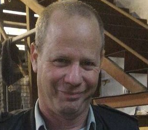 צחי בירן היה עורך במחנה שבגללו סגרו את העיתון