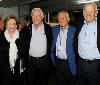 הכלבה דורית ביניש עם החפרפרות של יאסר ערפאת בשבכ