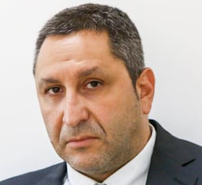 יוחאי בן שמואל עבד עם ציפי גז על תפירת תיקים